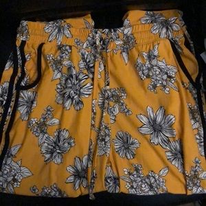 5/$25 Sale💞 Cute Capris💞